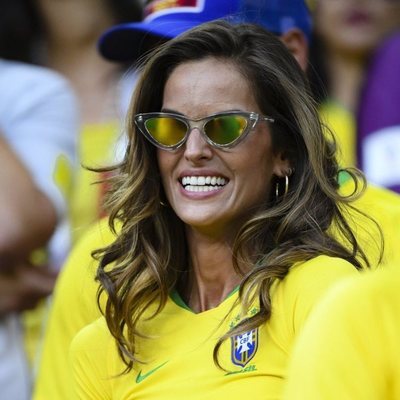 Izabel Goulart luciendo la camiseta de Brasil