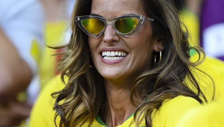 Izabel Goulart luciendo la camiseta de Brasil