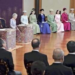 Los Emperadores de Japón durante unas lecturas de año nuevo