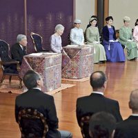 Los Emperadores de Japón durante unas lecturas de año nuevo