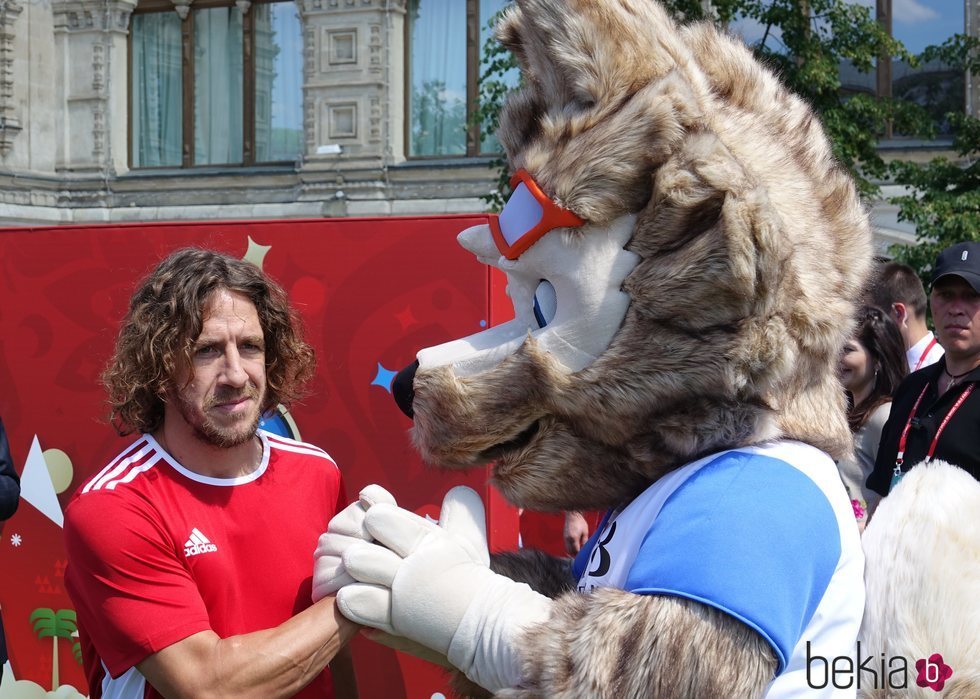 Carles Puyol saludando a la mascota del Mundial de Rusia 2018
