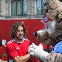 Carles Puyol saludando a la mascota del Mundial de Rusia 2018