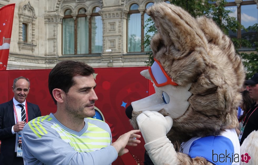 Iker Casillas saludando a la mascota del Mundial de Rusia 2018