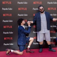 Javier Calvo y Javier Ambrossi arrodillados ante Brays Efe en la premiere de la segunda temporada de 'Paquita Salas'