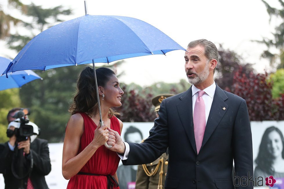 Los Reyes Felipe y Letizia con un paraguas en la entrega de los Premios Fundación Princesa de Girona 2018