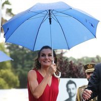 La Reina Letizia bajo un paraguas en la entrega de los Premios Fundación Princesa de Girona 2018