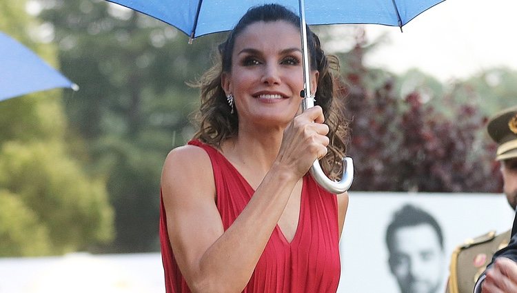 La Reina Letizia bajo un paraguas en la entrega de los Premios Fundación Princesa de Girona 2018