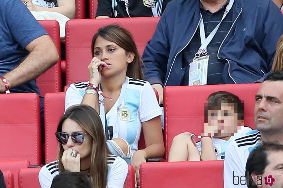 Antonella Roccuzzo y su hijo Thiago viendo el partido de Argentina contra Francia en el Mundial de Rusia 2018