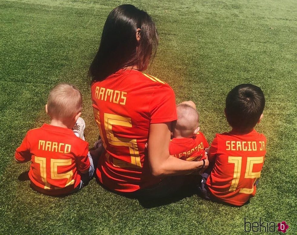 Pilar Rubio junto a sus hijos Sergio, Marco y Alejandro mostrando su apoyo a Sergio Ramos