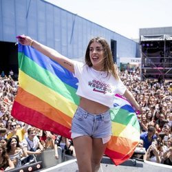 Dulceida con una bandera LGTBI durante el 'Dulceweekend 2018'.