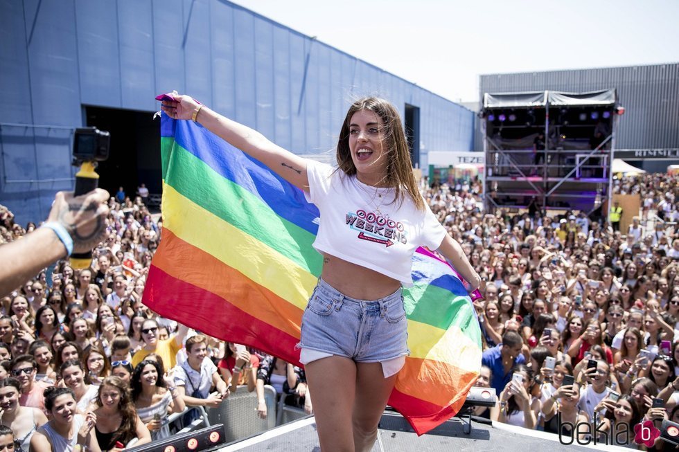 Dulceida con una bandera LGTBI durante el 'Dulceweekend 2018'.