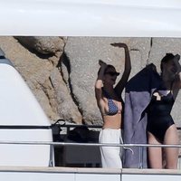 Gigi Hadid y Emily Ratajkowski en un barco