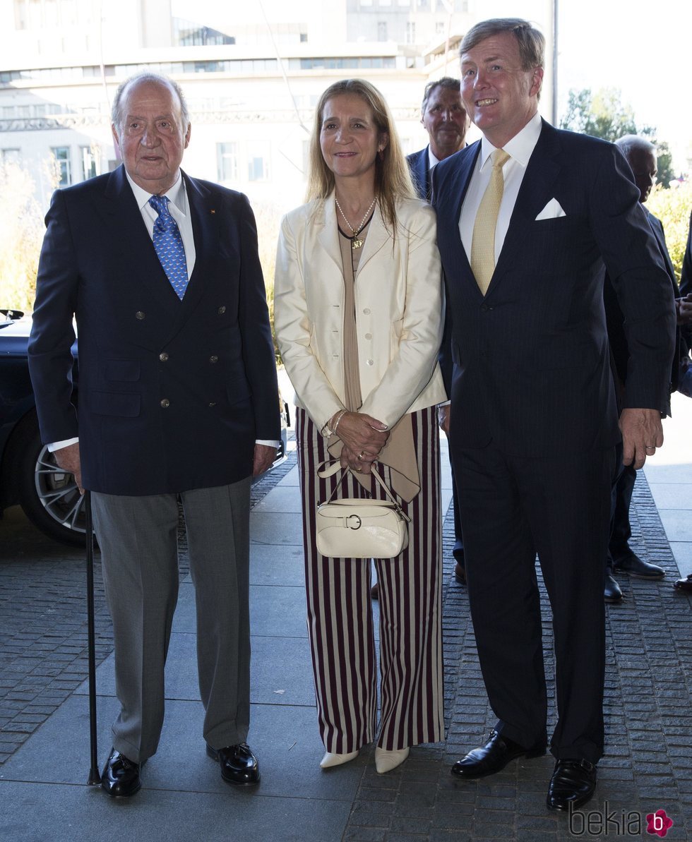 El Rey Juan Carlos y la Infanta Elena con Guillermo Alejandro de Holanda en La Haya