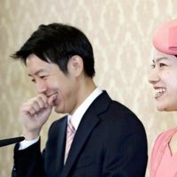 La Princesa Ayako y Kei Moriya durante el anuncio oficial de su compromiso