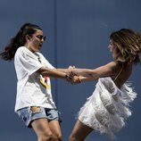 Dulceida y su mujer, Alba Paul, bailan durante el 'Dulceweekend 2018'