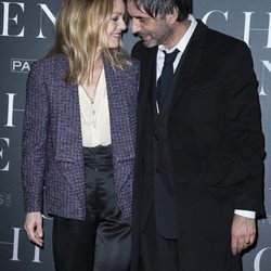 Vanessa Paradis y Samuel Benchetrit muy enamorados en la premiere de 'Chien'