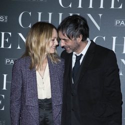 Vanessa Paradis y Samuel Benchetrit muy enamorados en la premiere de 'Chien'