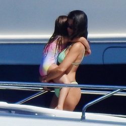 Kourtney Kardashian con su hija Penelope cogida en brazos durante unas vacaciones en Portofino