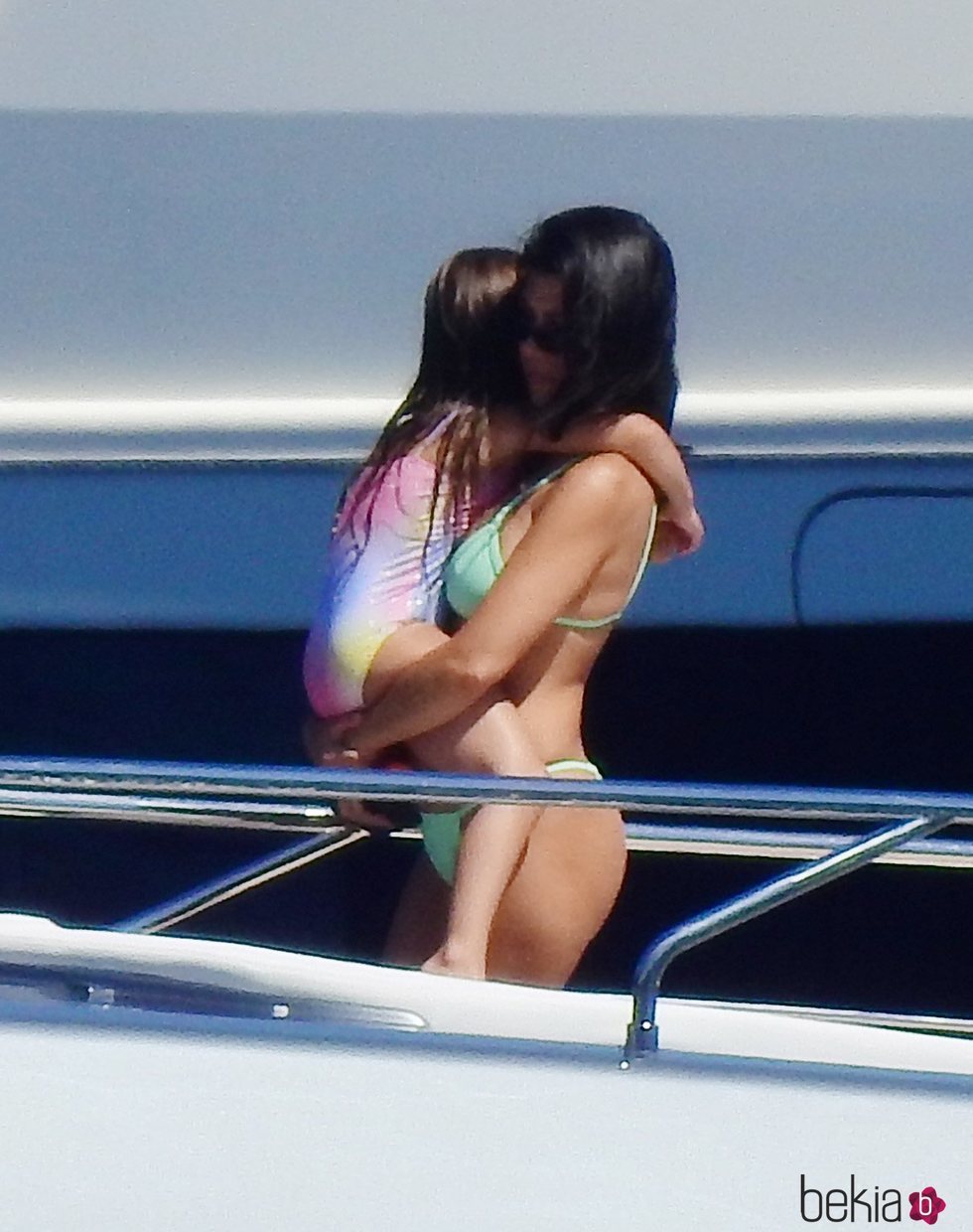 Kourtney Kardashian con su hija Penelope cogida en brazos durante unas vacaciones en Portofino