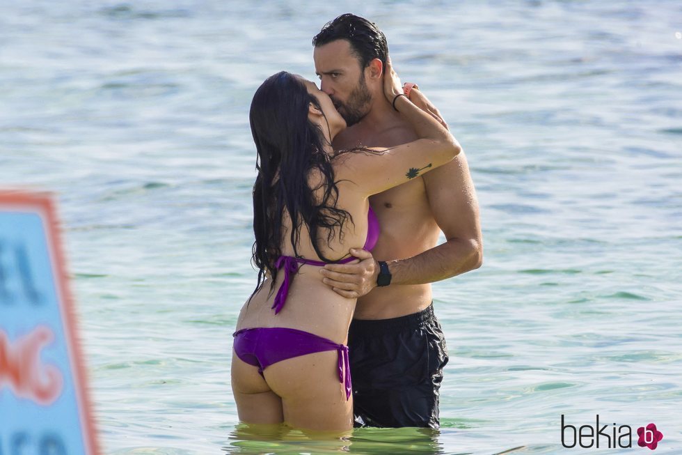 Irene Junquera y Pablo Puyol dándose un romántico beso en la playa