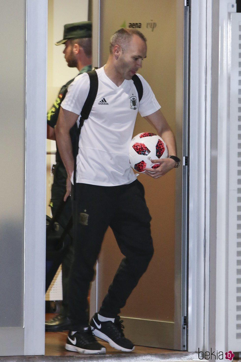Andrés Iniesta con el balón de su último partido con la Selección Española