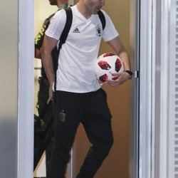 Andrés Iniesta con el balón de su último partido con la Selección Española