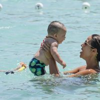 Tamara Gorro con su hijo de vacaciones en Ibiza