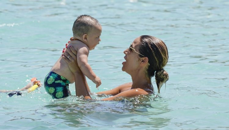 Tamara Gorro con su hijo de vacaciones en Ibiza