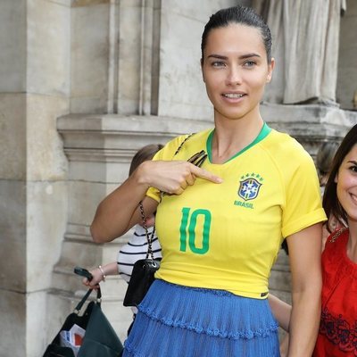 Adriana Lima con la camiseta de la Selección de Brasil