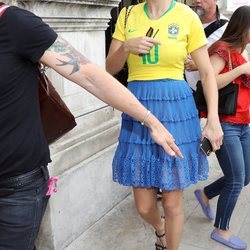 Adriana Lima apoyando a la selección brasileña