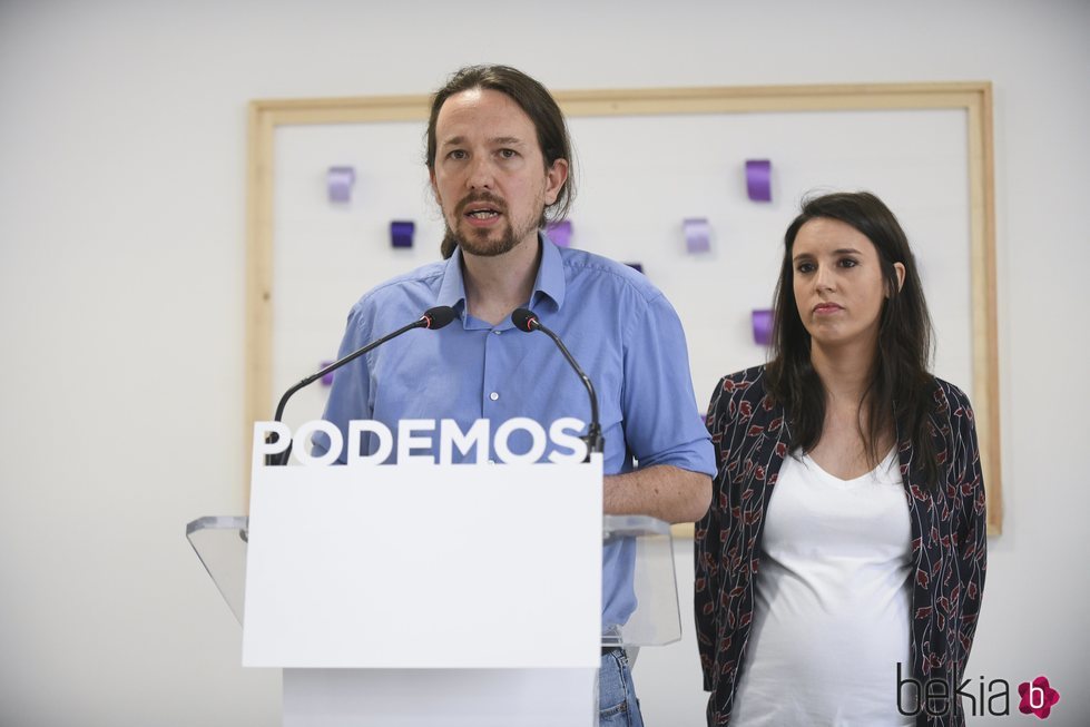 Pablo Iglesias e Irene Montero compareciendo ante la prensa tras el escándalo del chalet