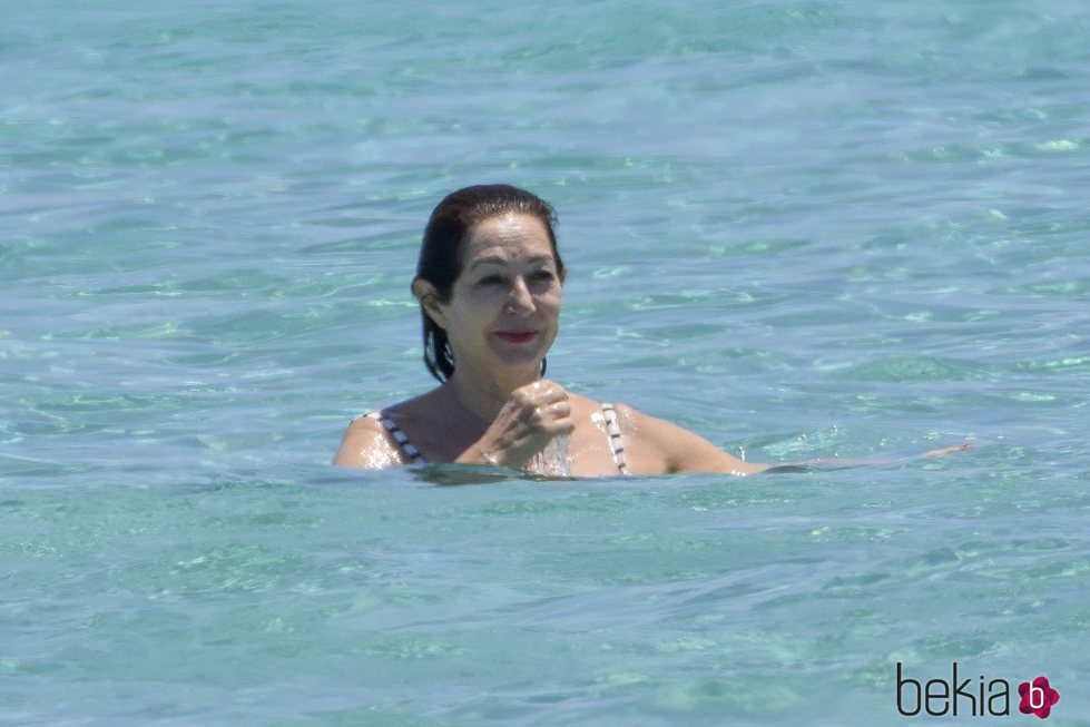 Ana Rosa Quintana dándose su primer baño del verano en Formentera