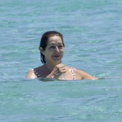 Ana Rosa Quintana dándose su primer baño del verano en Formentera