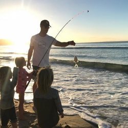 Chris Hemsworth pescando con sus hijos en la playa