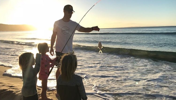 Chris Hemsworth pescando con sus hijos en la playa