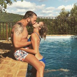Antonio Tejado y Candela Acevedo se besan en una piscina