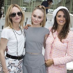 Vanessa Paradis, Lily-Rose Depp y Penélope Cruz en el desfile Alta Costura de Chanel