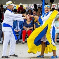 Los Reyes Máxima y Guillermo de Holanda asisten a un tradicional baile en su visita de Curazao