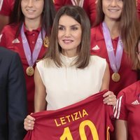 La Reina Letizia recibe una camiseta con su nombre en la audiencia a la Selección Nacional Femenina sub-17 de Fútbol