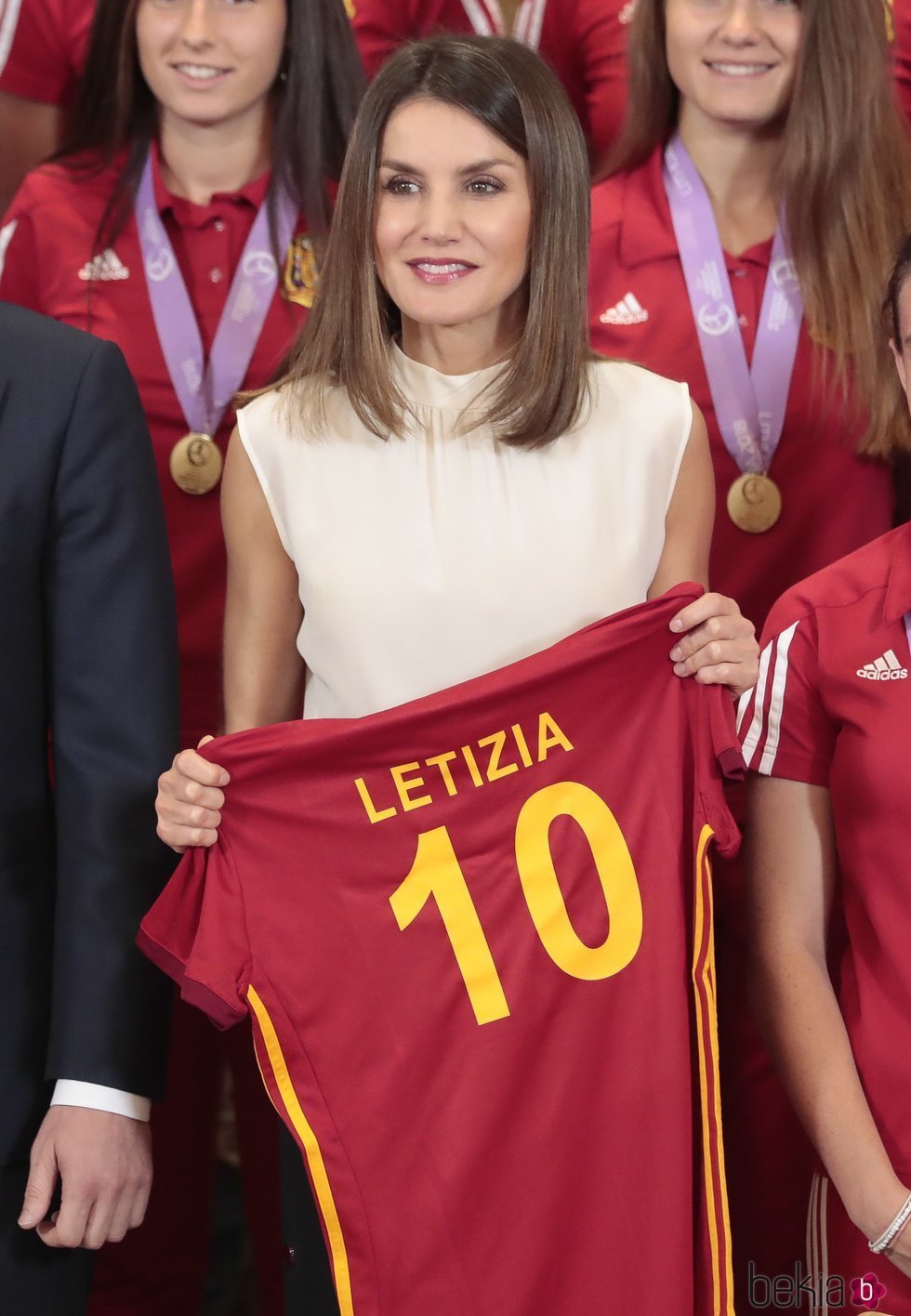 La Reina Letizia recibe una camiseta con su nombre en la audiencia a la Selección Nacional Femenina sub-17 de Fútbol