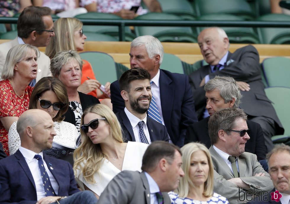 Gerard Piqué muy contento junto a Carole Middleton en Wimbledon 2018