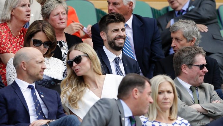 Gerard Piqué muy contento junto a Carole Middleton en Wimbledon 2018