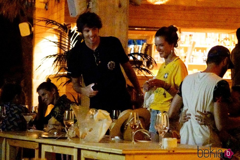 Alessandra Ambrosio con la camiseta de Brasil en Ibiza