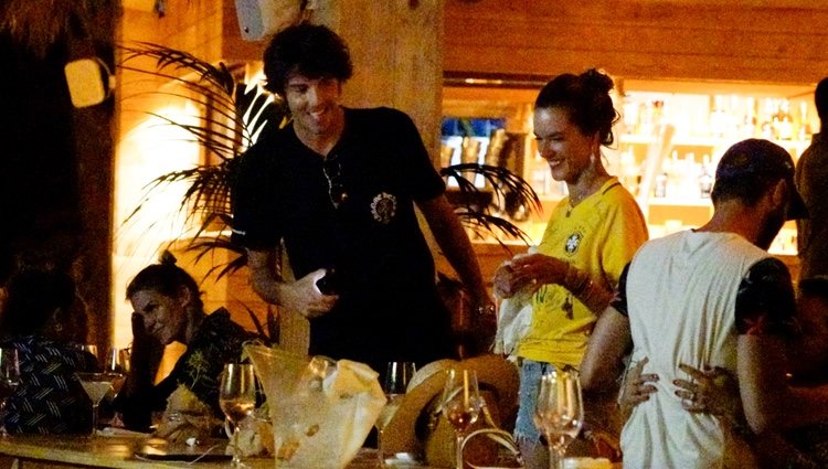 Alessandra Ambrosio con la camiseta de Brasil en Ibiza