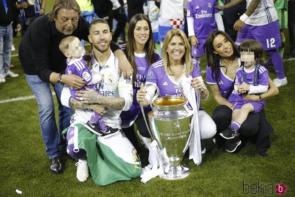 Sergio Ramos celebrando la Champions League en familia