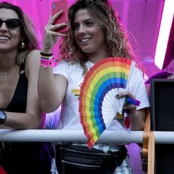 Miriam Rodríguez muy sonriente en la carroza de 'Vis a Vis' en el Orgullo 2018