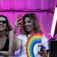 Miriam Rodríguez muy sonriente en la carroza de 'Vis a Vis' en el Orgullo 2018