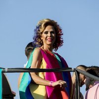 Ágatha Ruiz de la Prada muy sonriente durante el desfile del Orgullo 2018