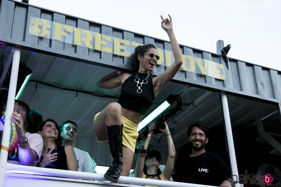 Alba Flores en la carroza de 'Vis a Vis' durante el desfile del Orgullo 2018