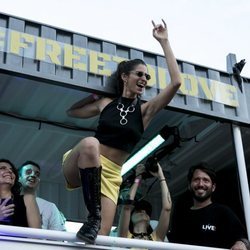 Alba Flores en la carroza de 'Vis a Vis' durante el desfile del Orgullo 2018